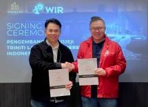 Presiden Direktur PT Perintis Triniti Properti Tbk berpose bersama Executive Chairman dan Co-Founder dari WIR Group, Daniel Surya setelah menandatangani kerjasama terkait dengan kerjasama pengembangan proyek Triniti Land di Metaverse Indonesia