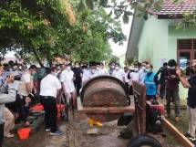 FABA RESMI DIGUNAKAN DI BABEL Momentum Kerja Bakti Ekonomi Sirkular Pengecoran Jalan di SMAN 1 Bakam - Tanjung Pinang oleh Asisten III Yunan Helmi Msi (tengah berpeci hitam) disaksikan Vice President K3L PLN Ajrun Karim (kanan berompi biru), Bangka (Rabu, 09-03-2022). 