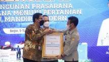 Menteri Pertanian Syahrul Yasin Limpo menerima penghargaan Rumah Zakat