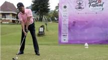 Gubernur DIY Sri Sultan Hamengkubuwono X melakukan pemukulan bola asap dalam pembukaan penghormatan acara BoMer Golf Tournament Pink Festival 2022