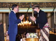 Presiden Joko Widodo memberi ucapan selamat atas pengukuhan GPH Bhre Cakrahutomo Wira Sudjiwo sebagai KGPAA Mangkunagoro X, di Surakarta, Sabtu (12/03/2022). (Foto: BPMI Setpres/Lukas) 