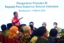 Presiden Jokowi memberikan sejumlah arahan kepada para gubernur se-Indonesia, di Hotel Novotel, Balikpapan, Kaltim, Minggu (13/03/2022). (Foto: BPMI Setpres/Muchlis Jr) 