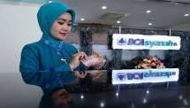 Karyawan BCA Syariah melayani nasabah