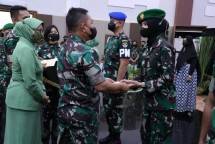 KASAD Jenderal TNI Dudung Beri Penghargaan Lima Prajurit Berprestasi Kodam Jaya