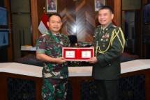 KASAD Jendertal TNI Dudung Abdurachman dan Atase Pertahanan Kedutaan Besar Filipina 