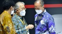 Menperin Agus Gumiwang Kartasasmita saat berbincang dengan Ketua Umum Gaikindo Yohanes Nangoi