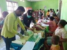 Satgas Yonif 126 KC Bantu Berikan Imunisasi Balita Perbatasan