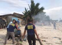 Anggota Bakamla RI Laksanakan Bersih Bersih Pantai Batu Belubang Babel