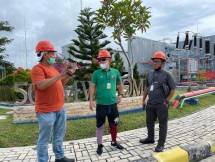 Komisaris PT PLN Batam, Rizal Calvary (Tengah) 