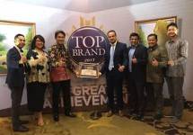 Country Leader Philips Lighting Indonesia, Rami Hajjar beserta manajemen Philips Lighting Indonesia seusai menerima penghargaan Top Brand Award 2017