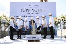 TOPPING OFF Apartemen&ndash; Peony Tang, CEO SouthCity (tengah) foto Bersama (kiri ke kanan) Project Director PT. Sakata Utama Atik Djauhari, Direktur PT. Trimatra Jasa Prakasa Lucky Budiman Santosa, Direktur PT. Totalindo Eka Persada Tbk Donald Sihombing, Direktur Utama SouthCity Hambali Hazali, Pemegang saham Michael Wirawan, dan Pemegang saham Hendry Hartato saat prosesi topping off (tahap finishing / penyelesaian konstruksi) Apartment The Parc SouthCity di Pondok Cabe, Tangerang Selatan, Selasa (22/3/20