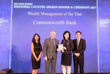 Direktur Retail Banking Bank Commonwealth, Rustini Dewi beserta manajemen seusai meraih penghargaan 'Wealth Management of the Year' di Indonesia dari The Asian Banker