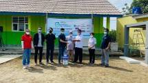 Penyerahan bantuan Aquaproof di Muara Gembong