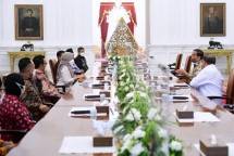 Presiden Jokowi didampingi Seskab Pramono Anung menerima kedatangan sejumlah petani sawit swadaya di Istana Merdeka, Jakarta, Rabu (23/03/2022). (Foto: BPMI Setpres/Muchlis Jr)