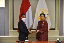 Ketua DPR RI (H.C) Puan Maharani bertukar cinderamata usai dalam pertemuan bilateral antara Parlemen Indonesia dan Timor Leste di Nusa Dua, Bali, Rabu (23/3/2022). Foto: Eno/Man 