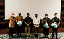 (Dari kiri ke kanan) Deputi Bidang Industri dan Investasi, Kementerian Pariwisata dan Ekonomi Kreatif, *Henky Manurung*; Co-Founder, Traveloka, *Albert*; Menteri Pariwisata dan Ekonomi Kreatif, *Sandiaga Uno*; Kepala Dinas Pariwisata Bali, *Tjok Bagus Pemayun*; Kepala Dinas Kehutanan dan Lingkungan Hidup Bali, *I Made Teja*; dan Deputi Direktur Bidang Iklim, Kota, Energi dan Laut WRI Indonesia, *Almo Pradana* dalam seremoni peresmian inisiatif keberlanjutan Traveloka bertajuk #PahlawanPohon di Sofitel Bali 