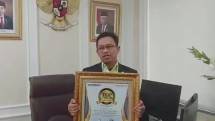 Penghargaan TOP Legislator Award 2022 For Personal Branding diserahkan secara virtual oleh Amir Uskara.