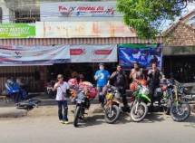 Tim JKW-PWI Lakukan Pergantian Ban Kingland untuk Kawasaki W175TR di Caruban Madiun