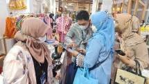 Tingginya kunjungan pembeli sejak hari pertama, UMKM mitra binaan Pertamina berinisiatif memberikan promo berupa pemberian potongan harga hingga 20% untuk seluruh produk.