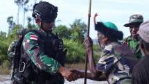 Prajurit Marinir Baksos ke Pedalaman Papua