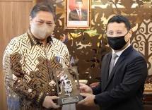Menko Airlangga dan Menteri Pembangunan Singapura Desmon Lee