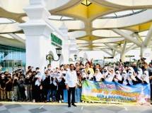 Tiba di YIA, Presiden Jokowi Sapa Penumpang