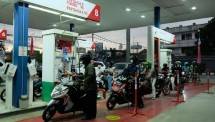 Motor-motor antri dengan tertib saat mengisi BBM