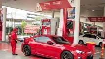 Mobil sedan mengisi Pertamax di salah satu SPBU Pertamina 