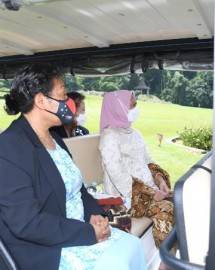 Ibu Negara Iriana Joko Widodo Ajak Istri PM PNG Keliling Kebun Raya Bogor