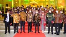 Menperin Agus Gumiwang Kartasasmita bersama Walikota Solo Gibran Rakabuming saat mendampingi delegasi G20
