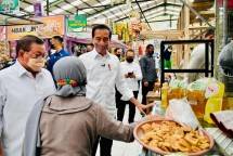 Presiden Jokowi didampingi Sekretaris Kabinet Pramono Anung mengecek ketersediaan sejumlah bahan kebutuhan pokok masyarakat di Pasar Rakyat Desa Tempurejo, Kecamatan Tempuran, Kabupaten Magelang, Provinsi Jawa Tengah, pada Rabu (30/03/2022). (Foto: BPMI Setpres/Laily Rachev) 