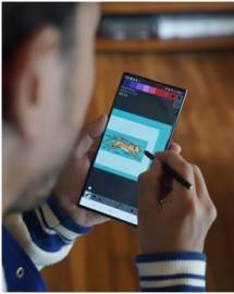 Randy Danistha membuat Pixel Art &lsquo;Macan Mendobrak&rsquo; menggunakan Samsung Galaxy S22 Ultra 5G. (Foto: Humas PT Samsung Electronics Indonesia)