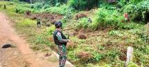 Satgas Yonif 126 KC Bersama Masyarakat Laksanakan Gotong Royong