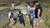 Aksi bersih kali dari sampah di Bogor