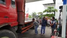 Direktur Logistik dan Infrastruktur PT Pertamina Mulyono di area SPBU 
