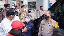 Direktur Utama PT Pertamina (Persero), Nicke Widyawati bersama Kapolda Jambi Inspektur Jenderal Albertus Rachmad Wibowo, turun langsung mengunjungi beberapa SPBU