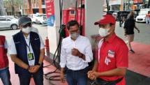 Wakil Menteri Badan Usaha Milik Negara (BUMN) I, Pahala Nugraha Mansury didampingi Executive General Manager Pertamina Patra Niaga Jatimbalinus, Deny Djukardi