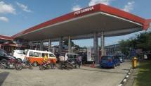 Sederet mobil sedang mengisi BBM di SPBU Pertamina 