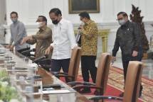 Presiden Jokowi dan jajarannya sebelum Ratas PPKM di Istana Merdeka, Jakarta, Senin (04/04/2022). (Foto: Humas Setkab/Rahmat) Read more: https://setkab.go.id/pemerintah-terus-gencarkan-vaksinasi-di-bulan-ramadan/