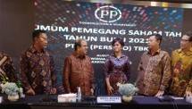 Novel Arsyad Direktur Utama PT PP bersama direksi lainnya berbincang usai RUPST 