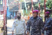 Komandan Yonmarhanlan III Pimpin Tim Monitoring Dampak Banjir Kelurahan Cipinang Melayu Jaktim