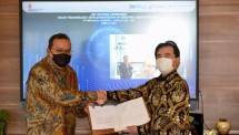 Direktur Strategi, Portofolio & Pengembangan Bisnis Pertamina Iman Rachman bersama dengan Presiden Direktur Of Mitsui Indonesia, Shinichi Kikuchihara menunjukkan dokumen usai melakukan penandatanganan JSA Signing Ceremony &ldquo;CCUS Technology Implementation In Central Sumatra Area&rdquo; 