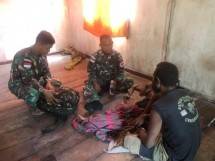 Satgas Yonif 126 KC Datangi dan Obati Warga Alami Demam Tinggi