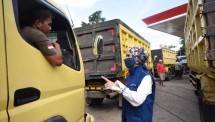 Direktur Utama PT Pertamina Nicke Widyawati berbincang dengan seorang Supir Truk yang akan mengisi BBM