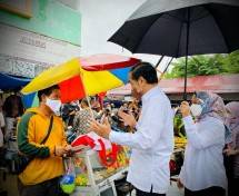 Presiden Jokowi memberikan BLT Minyak Goreng kepada sejumlah pedagang kecil dan penerima di Pasar Rakyat Angso Duo Baru, Kota Jambi, Kamis (07/04/2022). (Foto: BPMI Setpres/Laily Rachev)