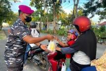 Prajurit Yyonmarhanlan XIII Tarakan Berbagi Takjil di Bulan Ramadhan