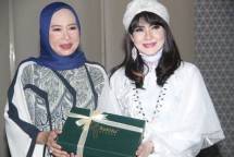 Perancang Busana Sita Soetanto bersama Ita Purnamasari