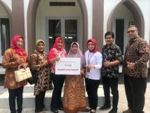 Dalam foto: Rina Tania, Representative Office Manager Kantor Representatif IFG Life Surabaya secara simbolis menyerahkan pembayaran polis IFG Mantap kepada Ibu Munawaroh, ahli waris dari Alm. Bapak Ali Mansyur.