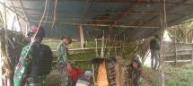 Satgas Yonif 126 KC Dampingi Warga Membuat Topi Khas Adat Papua 