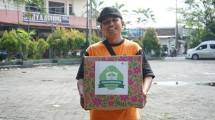 Kerja dan Sahur di Jalanan, Dompet Dhuafa Kejutkan Petugas Kebersihan dengan Parsel Ramadan
